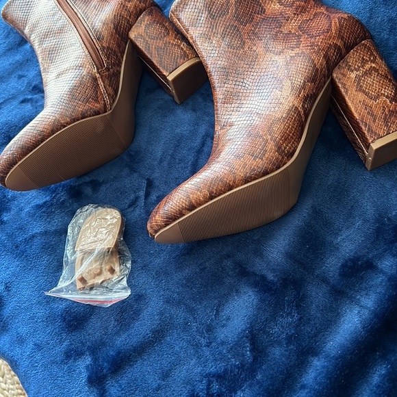 New heeled boots still with tag - Picture 3 of 4